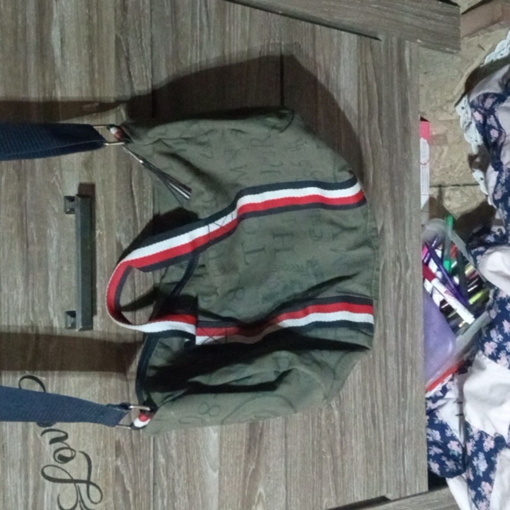 Tommy Hilfiger small carry bag
